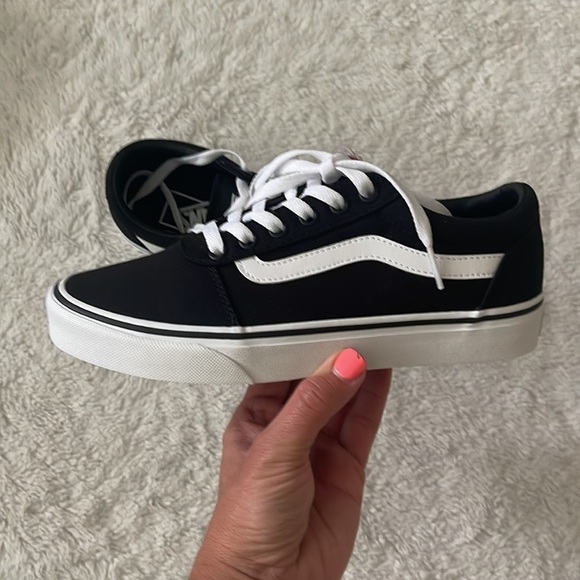 (NWT) Vans Ward Women’s Shoes in Black & White, Size: 9 - Picture 16 of 17